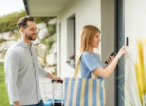 Cuplu care descuie usa cu Nuki Keypad Cuplu care descuie usa cu Nuki Keypad